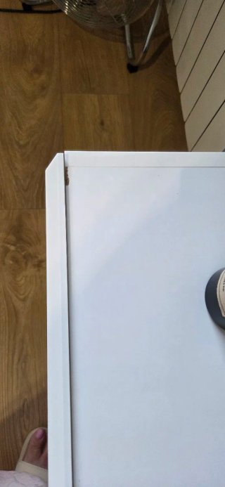 Mueble TV blanco y dorado
