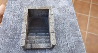 Escalera descendiente pintada para juegos y rol