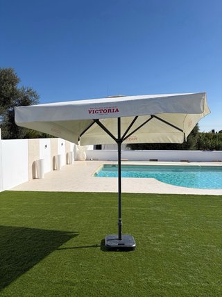 Sombrilla de terraza beige y gris