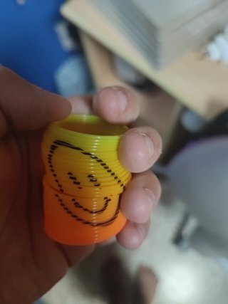 Muelle de juguete con cara sonriente