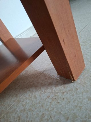 Se regala mesa de centro madera y cristal.