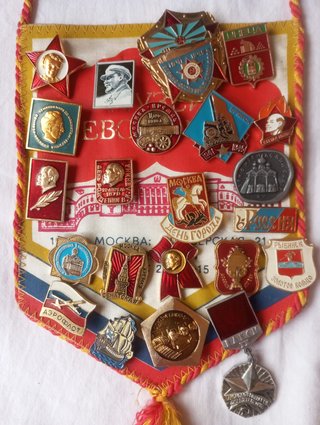 Banderín Soviético con 22 Insignias Conmemorativas