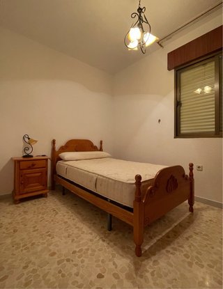Cama madera con cabecero y mesita