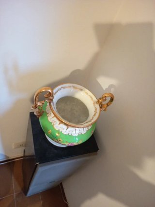 Jarrón Ramgi con asas doradas