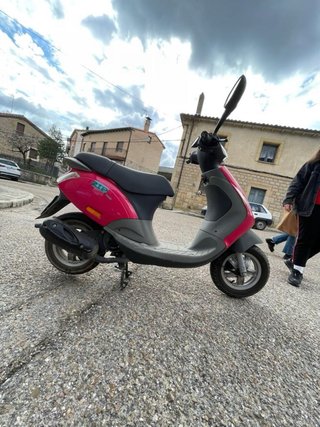 Piaggio Zip 50 Scooter Gris/Rosa