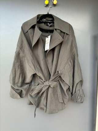 Trench Zara corto fluido gris XS