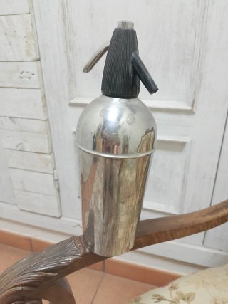 Antiguo sifón de soda plateado
