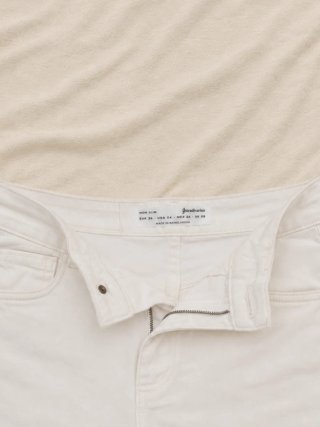 Stradivarius vaqueros cortos blancos
