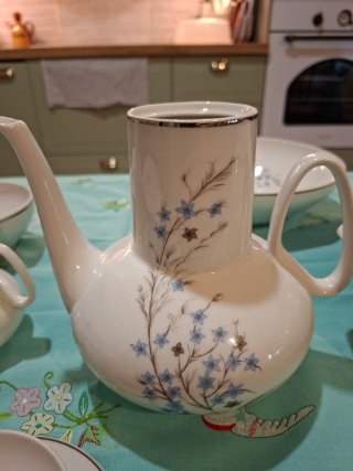 Vajilla antigua de porcelana floral