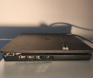 PS4 Slim Negra + 2 Mandos + 4 Juegos
