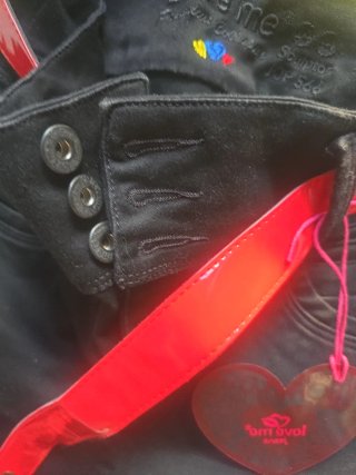 Vaqueros negros talla 14 con cinturón rojo