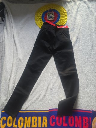 Vaqueros negros talla 14 con cinturón rojo
