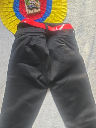 Vaqueros negros talla 14 con cinturón rojo