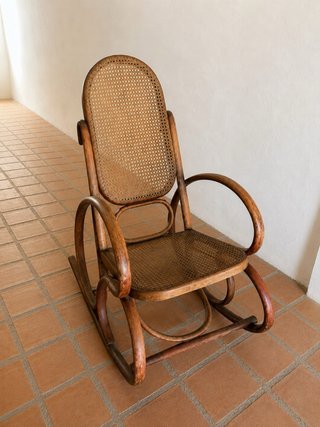 Vecchia sedia a dondolo in legno curvato tipo Thonet