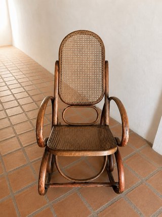 Vecchia sedia a dondolo in legno curvato tipo Thonet