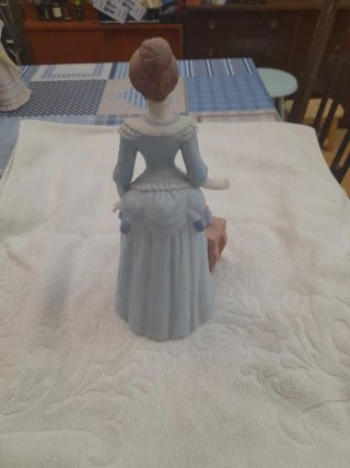Figura porcelana Avon señora Albee 2002