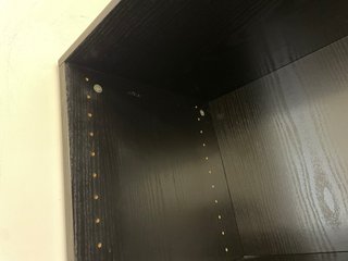 Estantería de madera negra