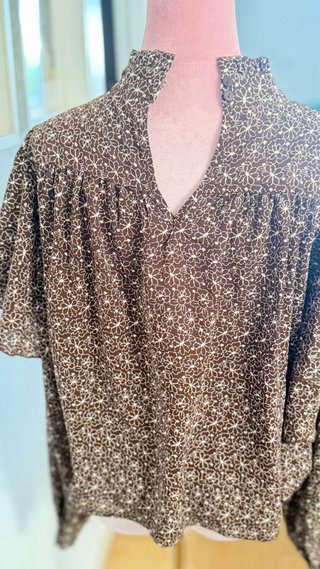 Blusa LOAVIES marrón chocolate floral – Talla M