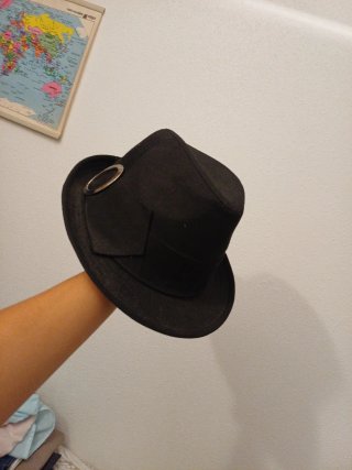 Sombrero negro con detalle metálico