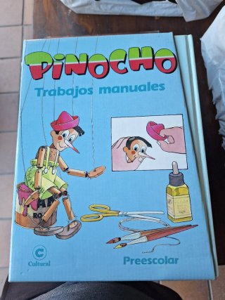 Colección de libros sobre manualidades
