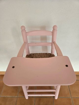 Trona de madera y enea rosa