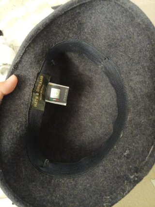 Sombrero de fieltro gris con flor