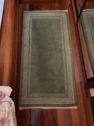 Alfombra verde con borde griego