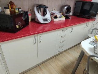 Mueble de cocina blanco y rojo