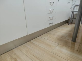 Mueble de cocina blanco y rojo