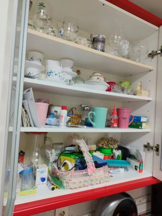Mueble de cocina blanco y rojo