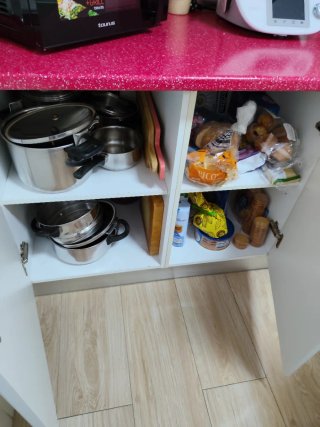Mueble de cocina blanco y rojo