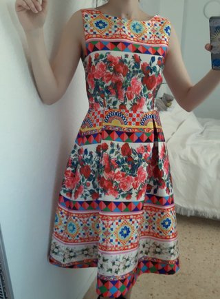 Vestido estampado de colores original. Corte midi,