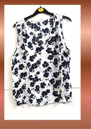 Blusa GAP floral azul marino y blanca Talla M