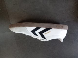 Tenis Hummel grises y blancos