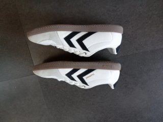 Tenis Hummel grises y blancos