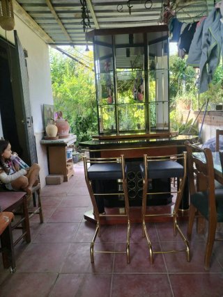 Mueble Bar Completo con Vitrina y Taburetes
