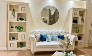 Parete/libreria in legno bianco/panna e argento
