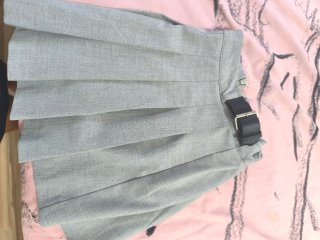 Falda Zara gris plisada