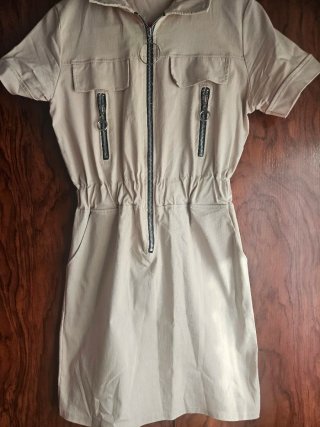 Vestido beige con cremallera