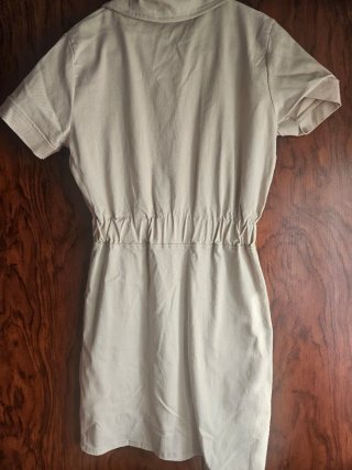 Vestido beige con cremallera