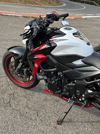 Suzuki GSX-S750 Negra y Roja