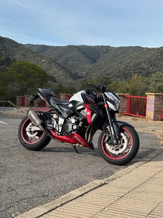 Suzuki GSX-S750 Negra y Roja