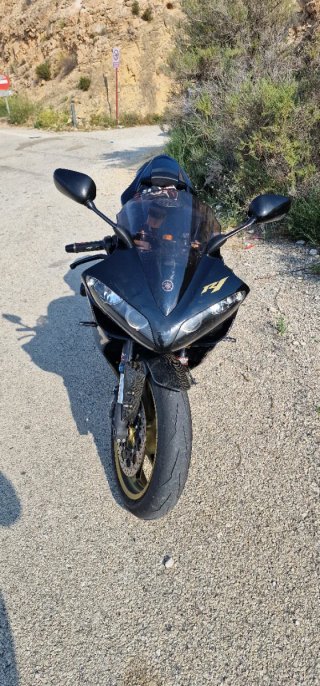 Yamaha R1 Negra y Dorada