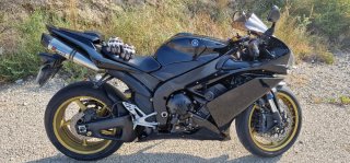 Yamaha R1 Negra y Dorada