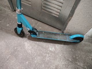 Patinete azul plegable