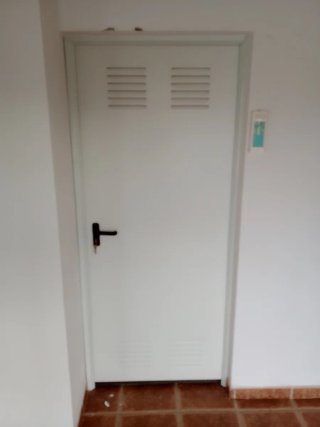 Puerta de trastero blanca