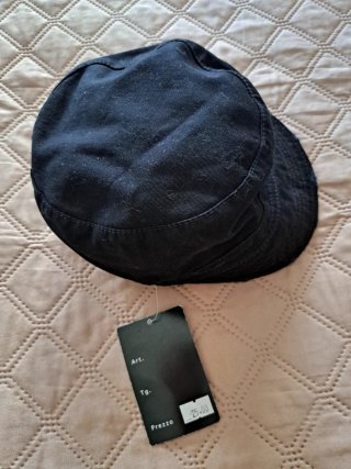 Cappello Kombat nero con logo viola