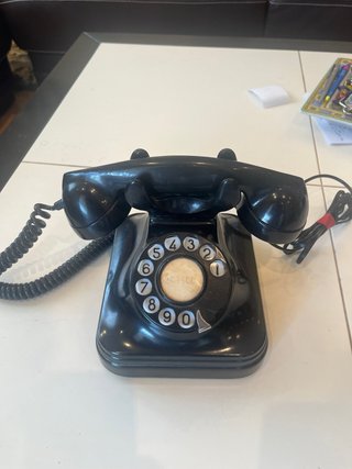 Teléfono antiguo negro de disco