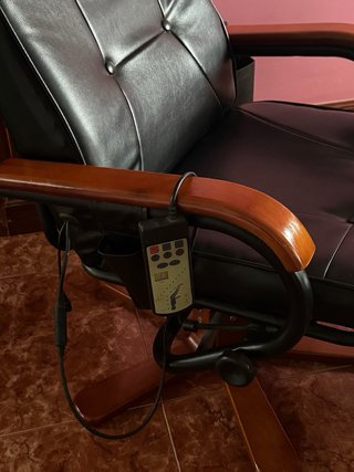 Sillón masaje piel y madera con reposapiés