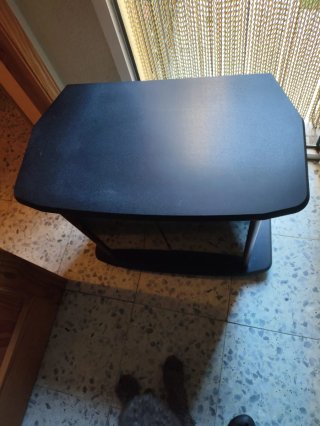 Mueble TV negro con puertas de cristal